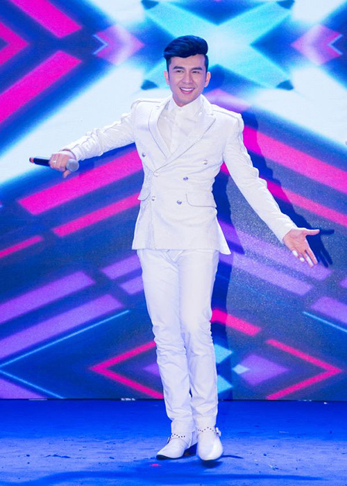 Anh Bo hiện vẫn trung thành với phong cách lịch lãm.