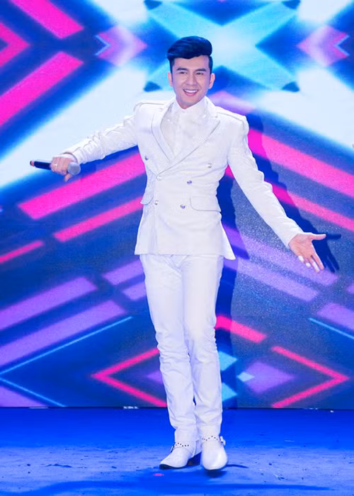 Anh Bo hiện vẫn trung thành với phong cách lịch lãm.