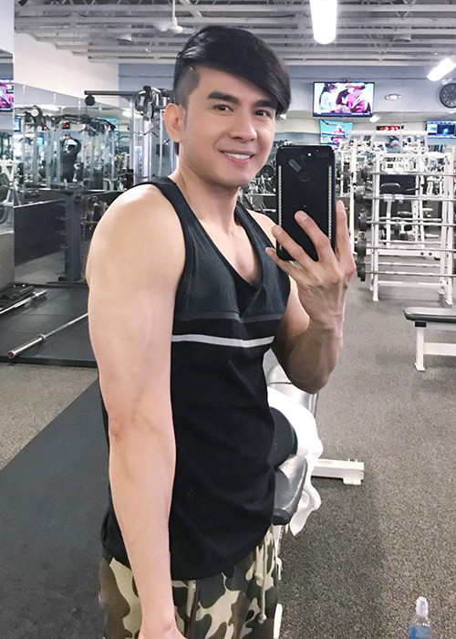 Ông bố một con chăm chỉ tập gym để có được body 6 múi.