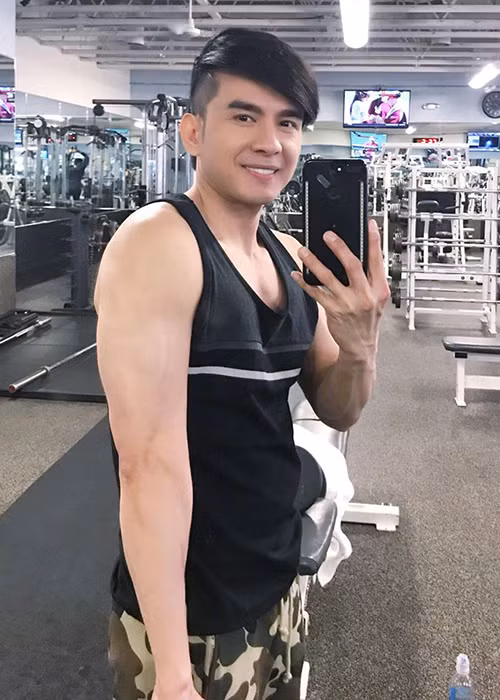 Ông bố một con chăm chỉ tập gym để có được body 6 múi.