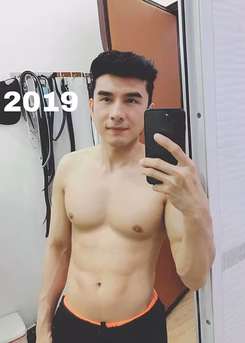 Ngoài gương mặt trẻ mãi không già, Đan Trường còn sở hữu thân hình săn chắc ở tuổi 43.