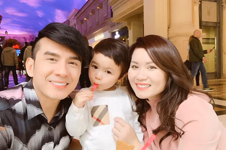 Để có được hạnh phúc như ngày hôm nay, vợ chồng Đan Trường - Thủy Tiên đã phải vượt qua nhiều sóng gió.