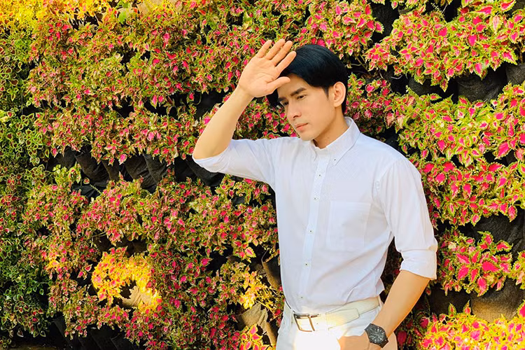 Vẻ điển trai bất chấp tuổi tác của Đan Trường khiến cư dân mạng phát sốt.