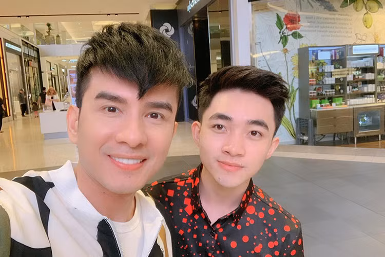 Hình ảnh Đan Trường khoe vẻ điển trai bất chấp tuổi tác bên học trò cưng kém anh đến 21 tuổi Quang Trung.