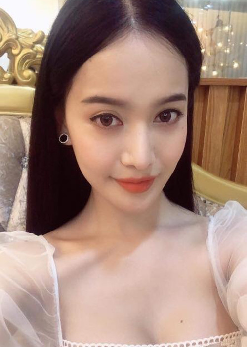 Người đẹp chuyển giới hiện làm công việc người mẫu và dancer.