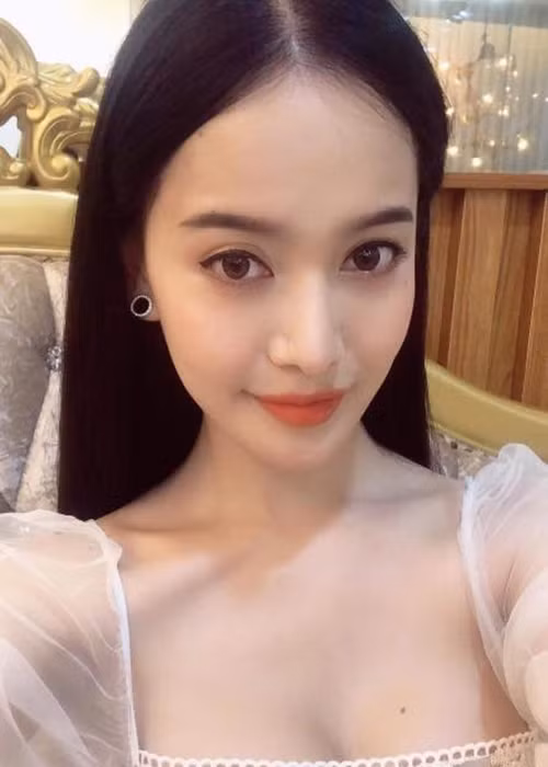 Người đẹp chuyển giới hiện làm công việc người mẫu và dancer.