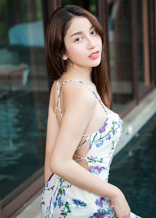 Rất có thể, Angelploy chỉ là một chân dài được Khắc Tiệp lăng xê để có nhiều cơ hội trong showbiz.