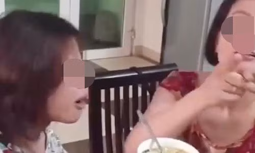 CDM tranh cai gay gat clip co be lop 9 vua khoc vua de me dut com