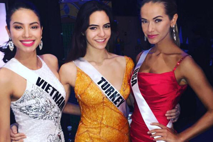 Từ khi tham gia Hoa hậu Hoàn vũ Thế giới 2015, Phạm Hương chiếm được cảm tình của khán giả bởi giúp nhan sắc Việt Nam được báo chí quốc tế chú ý.