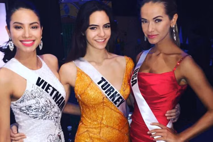 Từ khi tham gia Hoa hậu Hoàn vũ Thế giới 2015, Phạm Hương chiếm được cảm tình của khán giả bởi giúp nhan sắc Việt Nam được báo chí quốc tế chú ý.