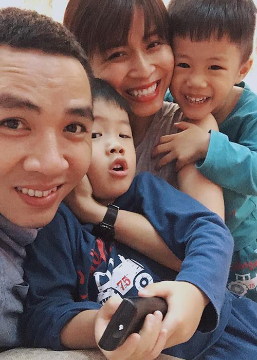 Hai cậu con trai của Hoàng Linh hiện sống cùng bố. Đến cuối tuần, cả hai cậu nhóc mới về ở cùng mẹ.