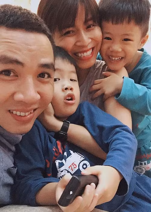 Hai cậu con trai của Hoàng Linh hiện sống cùng bố. Đến cuối tuần, cả hai cậu nhóc mới về ở cùng mẹ.