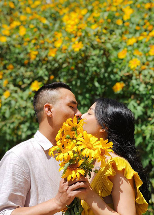 Nếu Mạnh Hùng điềm đạm, tình cảm khi liên tục nhường Hoàng Linh thì Hoàng Linh lại thường chia sẻ khoảnh khắc ngọt ngào giữa hai người.