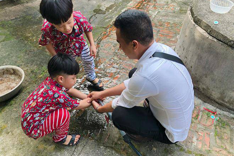 Mạnh Hùng rất quan tâm, chăm sóc hai cậu con trai riêng của MC Hoàng Linh.