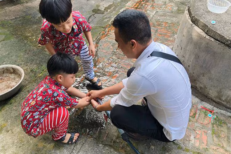 Mạnh Hùng rất quan tâm, chăm sóc hai cậu con trai riêng của MC Hoàng Linh.