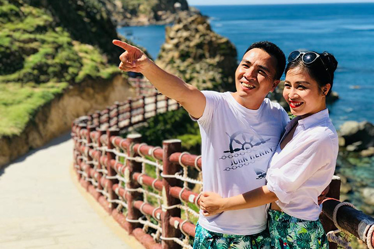 Hoàng Linh từng không ngần ngại gọi tình yêu của mình là truyện cổ tích "Hãy tin Linh, truyện cổ tích là có thật", cô viết.