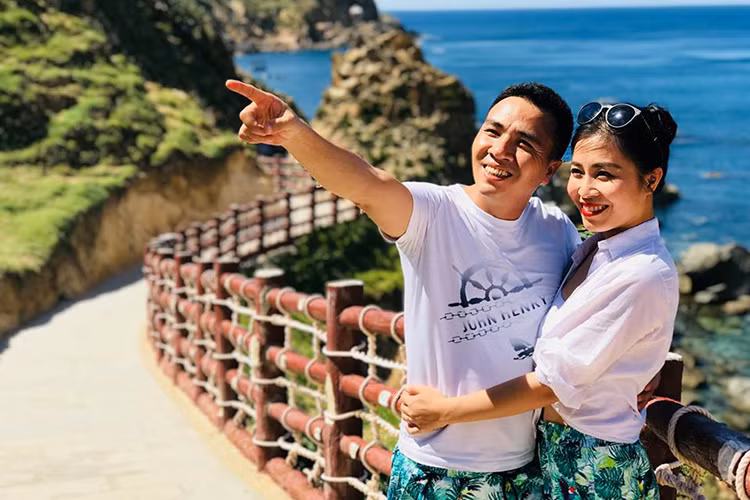 Hoàng Linh từng không ngần ngại gọi tình yêu của mình là truyện cổ tích "Hãy tin Linh, truyện cổ tích là có thật", cô viết.