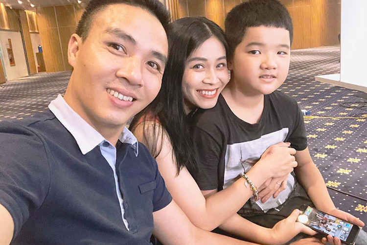 Hoàng Linh cũng được lòng con trai riêng của Mạnh Hùng.