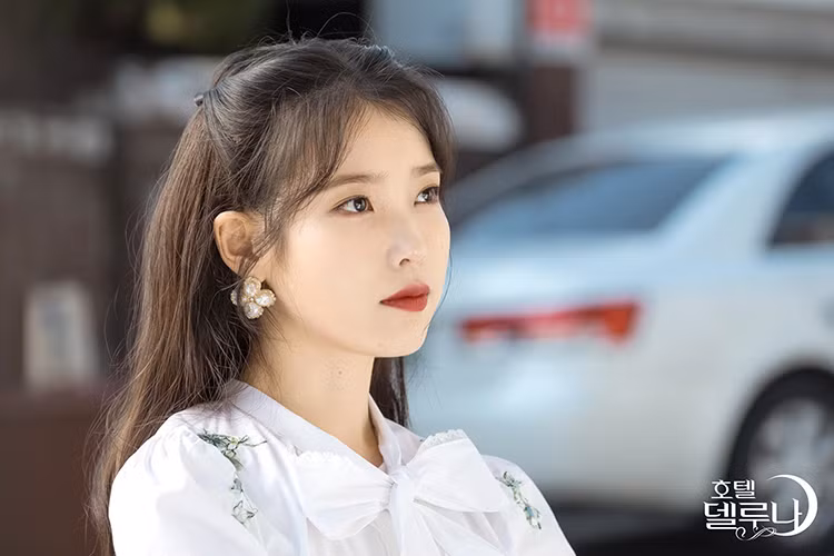 Nữ ca sĩ đang đóng phim "Hotel del luna" (tạm dịch: Khách sạn ma quái).