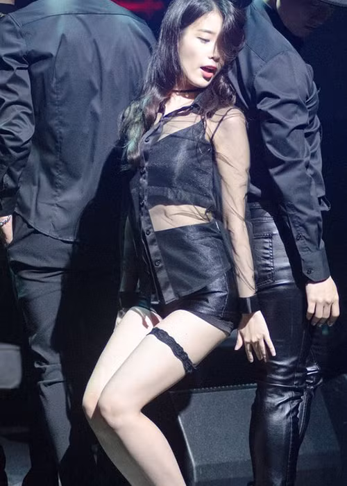 Hình ảnh IU mặc táo tạo trong một lần biểu diễn.