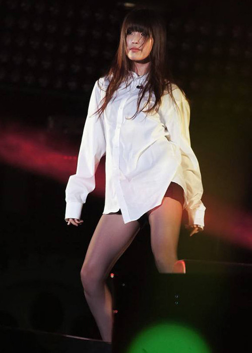 IU lần hiếm hoi diện mốt áo giấu quần khiến người hâm mộ đứng ngồi không yên.