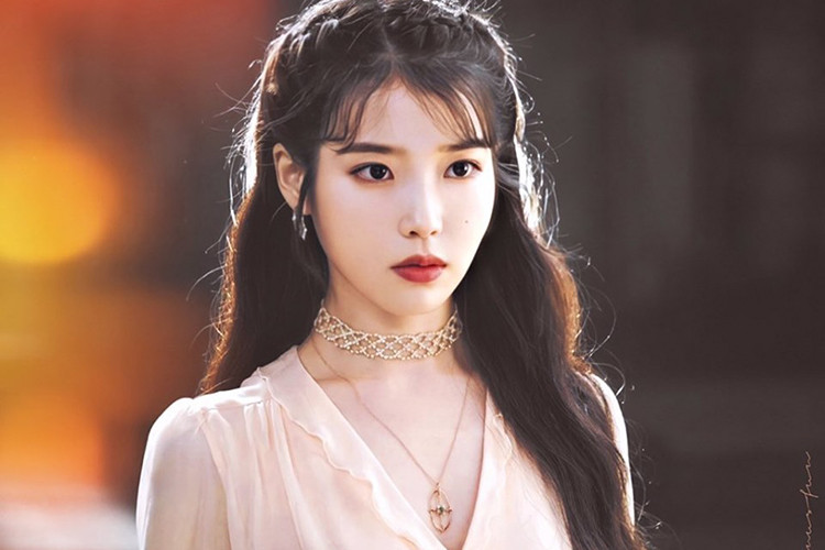 Tạo hình xinh đẹp của IU trong bộ phim "Khách sạn ma quái".