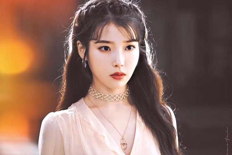 Tạo hình xinh đẹp của IU trong bộ phim "Khách sạn ma quái".