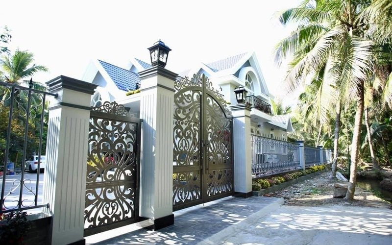 Căn biệt thự của Đoàn Thanh Tài rộng 10.000m2 với tông màu trắng nổi lên như một biệt phủ vô cùng sang trọng và đẳng cấp.