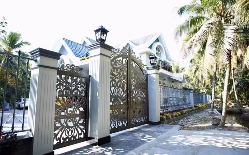 Căn biệt thự của Đoàn Thanh Tài rộng 10.000m2 với tông màu trắng nổi lên như một biệt phủ vô cùng sang trọng và đẳng cấp.