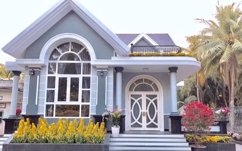 Tuy có nhiều nỗ lực trong việc đóng phim nhưng Đoàn Minh Tài vẫn không thể nổi bật lên được. Mới đây, anh chàng đổi tên từ Thanh Tài thành Minh Tài và khoe biệt thự mới xây tặng bố mẹ cũng như tiết lộ dự định kết hôn của mình.