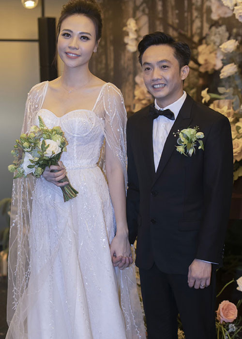 Cô dâu chú rể nắm tay nhau không rời. Theo chia sẻ của Diệp Lâm Anh, Cường Đô La còn run và lo lắng hơn cả Đàm Thu Trang trong đám cưới.