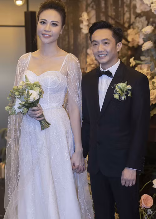 Cô dâu chú rể nắm tay nhau không rời. Theo chia sẻ của Diệp Lâm Anh, Cường Đô La còn run và lo lắng hơn cả Đàm Thu Trang trong đám cưới.