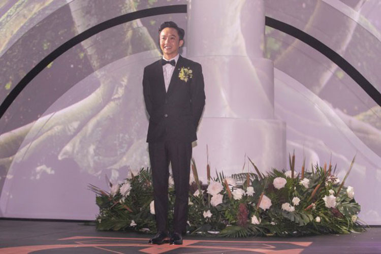 Trong hôn lễ, cô dâu thay liên tục 3 chiếc váy cưới được đặt riêng từ NTK Chung Thanh Phong.