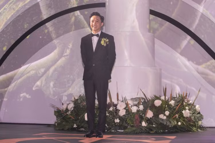 Trong hôn lễ, cô dâu thay liên tục 3 chiếc váy cưới được đặt riêng từ NTK Chung Thanh Phong.