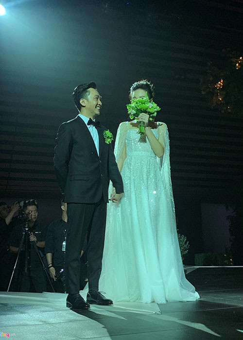 Ở phần tiệc cưới, Đàm Thu Trang diện chiếc váy cưới trắng gọn nhẹ hơn.