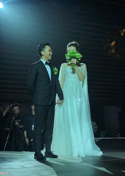 Ở phần tiệc cưới, Đàm Thu Trang diện chiếc váy cưới trắng gọn nhẹ hơn.