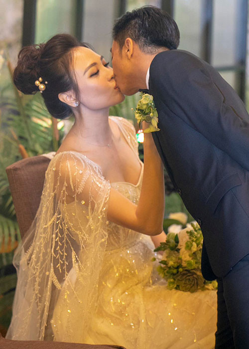 Cặp đôi tiếp tục trao cho nhau nụ hôn say đắm trong ngày hạnh phúc nhất.