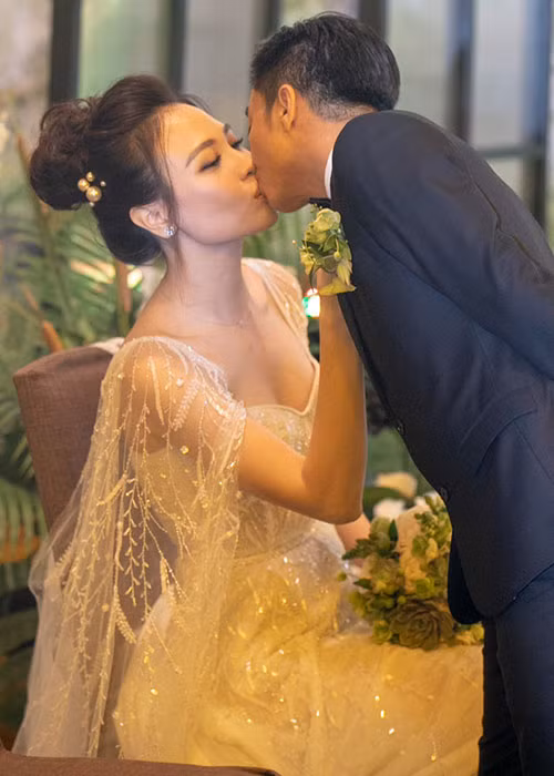 Cặp đôi tiếp tục trao cho nhau nụ hôn say đắm trong ngày hạnh phúc nhất.