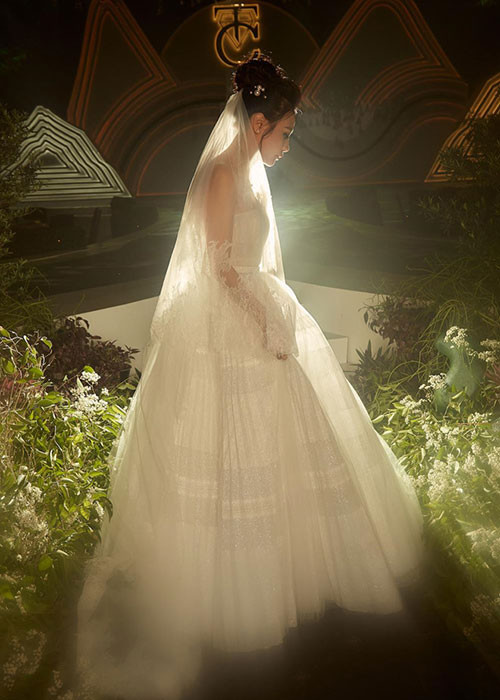 Cả hai quen biết nhau từ những lần chạm mặt tại một quán cà phê quen thuộc. Được biết, Cường Đô la chủ động theo đuổi Đàm Thu Trang sau một lần bị cô bơ đẹp.