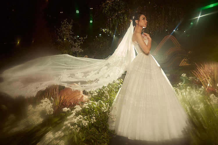 Đàm Thu Trang được chồng đặt riêng các mẫu váy cưới khi chụp ảnh cưới và trong hôn lễ.