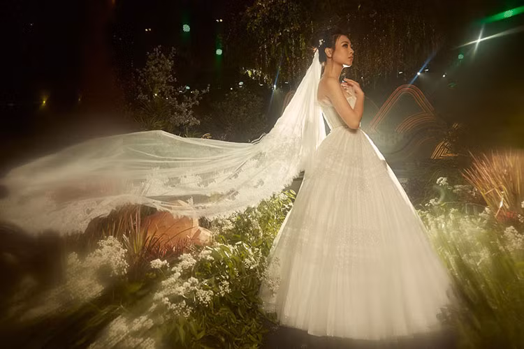 Đàm Thu Trang được chồng đặt riêng các mẫu váy cưới khi chụp ảnh cưới và trong hôn lễ.