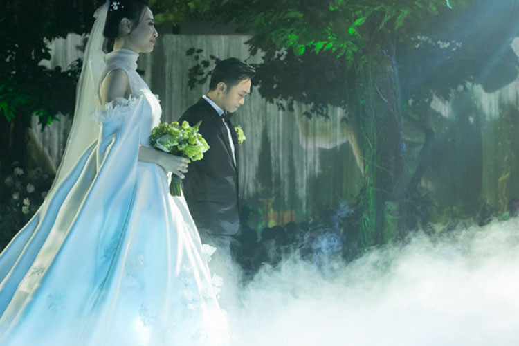 Cô dâu chú rể hạnh phúc nắm tay bước vào lễ đường.