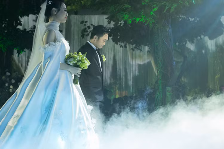 Cô dâu chú rể hạnh phúc nắm tay bước vào lễ đường.