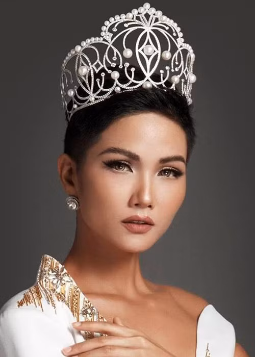 Nhiều người thắc mắc chiếc vương miện H'hen Niê làm gãy là bản gốc hay chỉ là một phiên bản khác.