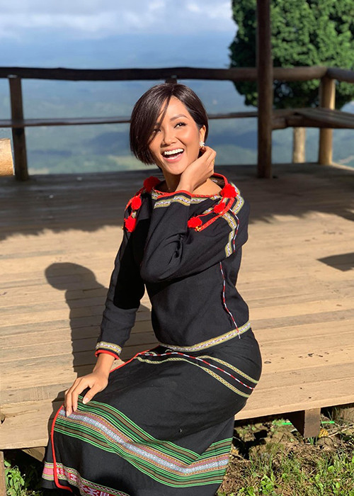 Hiện tại, người đẹp dân tộc Ê-đê có chuyến công tác tại Đà Lạt.