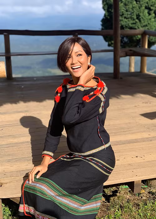 Hiện tại, người đẹp dân tộc Ê-đê có chuyến công tác tại Đà Lạt.