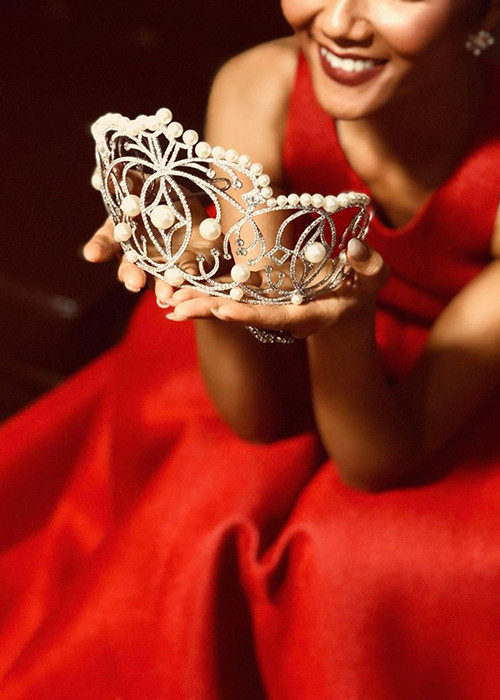 "Nhiều khả năng vương miện phiên bản sẽ được sửa chữa để hoàn thiện như ban đầu, vì vương miện thật chủ yếu để cất giữ chứ ít khi được sử dụng lắm", đại diện của H'hen Niê chia sẻ thêm.