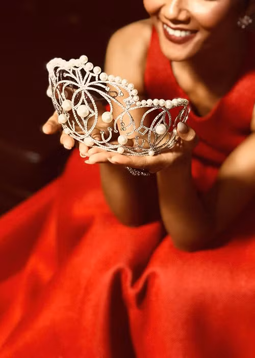 "Nhiều khả năng vương miện phiên bản sẽ được sửa chữa để hoàn thiện như ban đầu, vì vương miện thật chủ yếu để cất giữ chứ ít khi được sử dụng lắm", đại diện của H'hen Niê chia sẻ thêm.