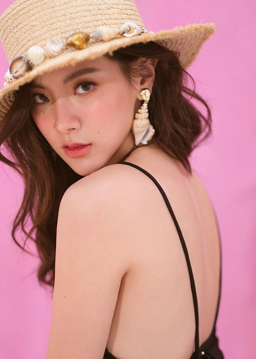 Đóng nữ chính phim “Chiếc lá cuốn bay” là Baifern Pimchanok.