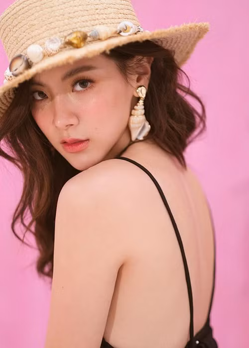 Đóng nữ chính phim “Chiếc lá cuốn bay” là Baifern Pimchanok.